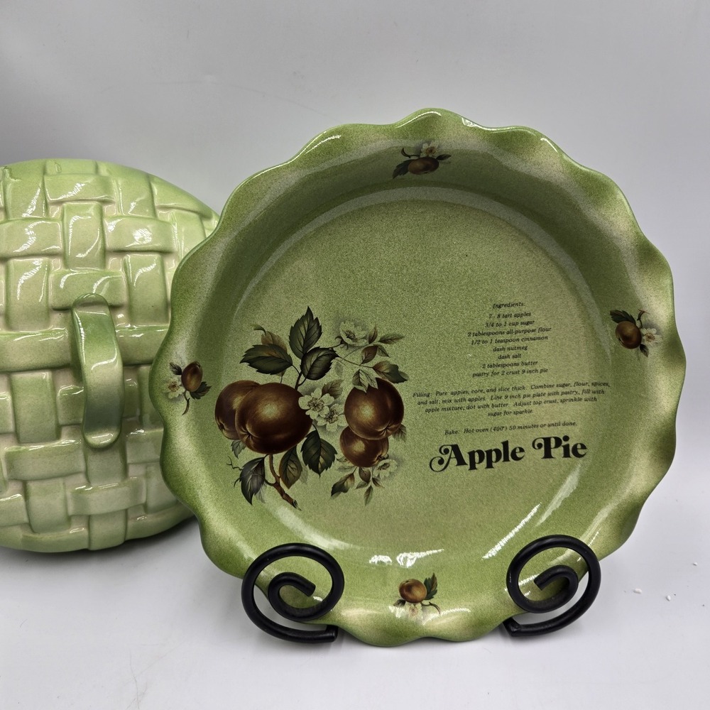 VTG 1976 Bell Ceramics Covered Apple Pie‎ Recipe Dish with Lattice Lid Green
